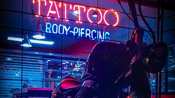 Fachada de Kito Bianchi Tattoo con cartel de neón rojo Tattoo Body-Piercing