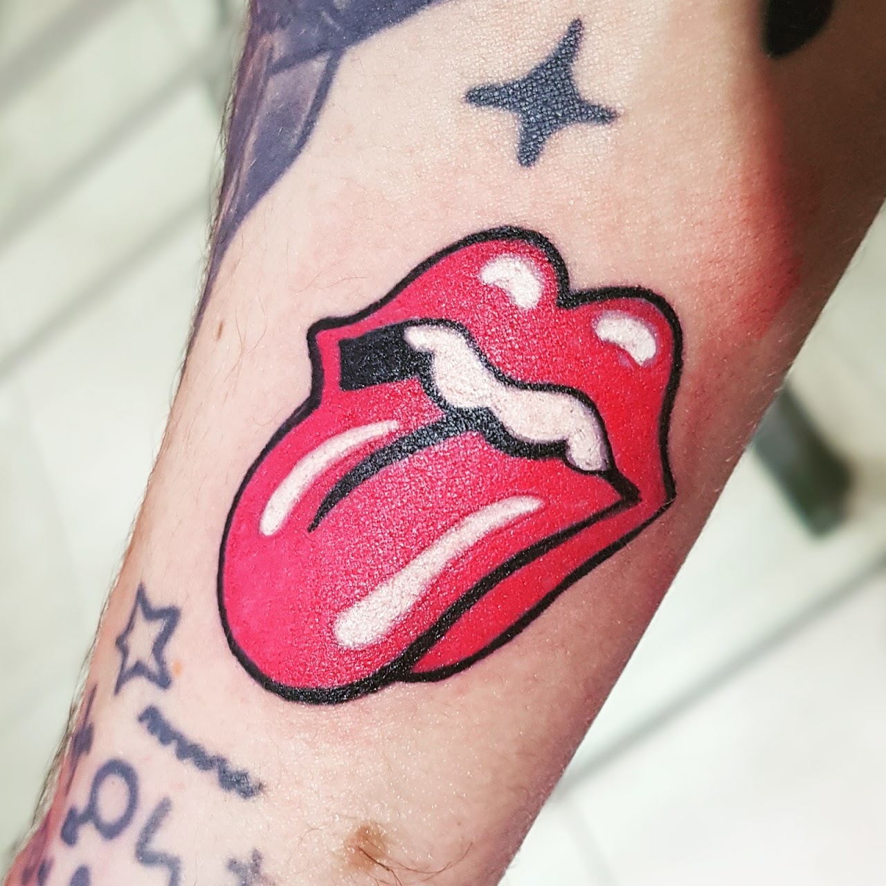 Tatuaje a color de la lengua de Rolling Stones hecho en Kito Bianchi Tattoo