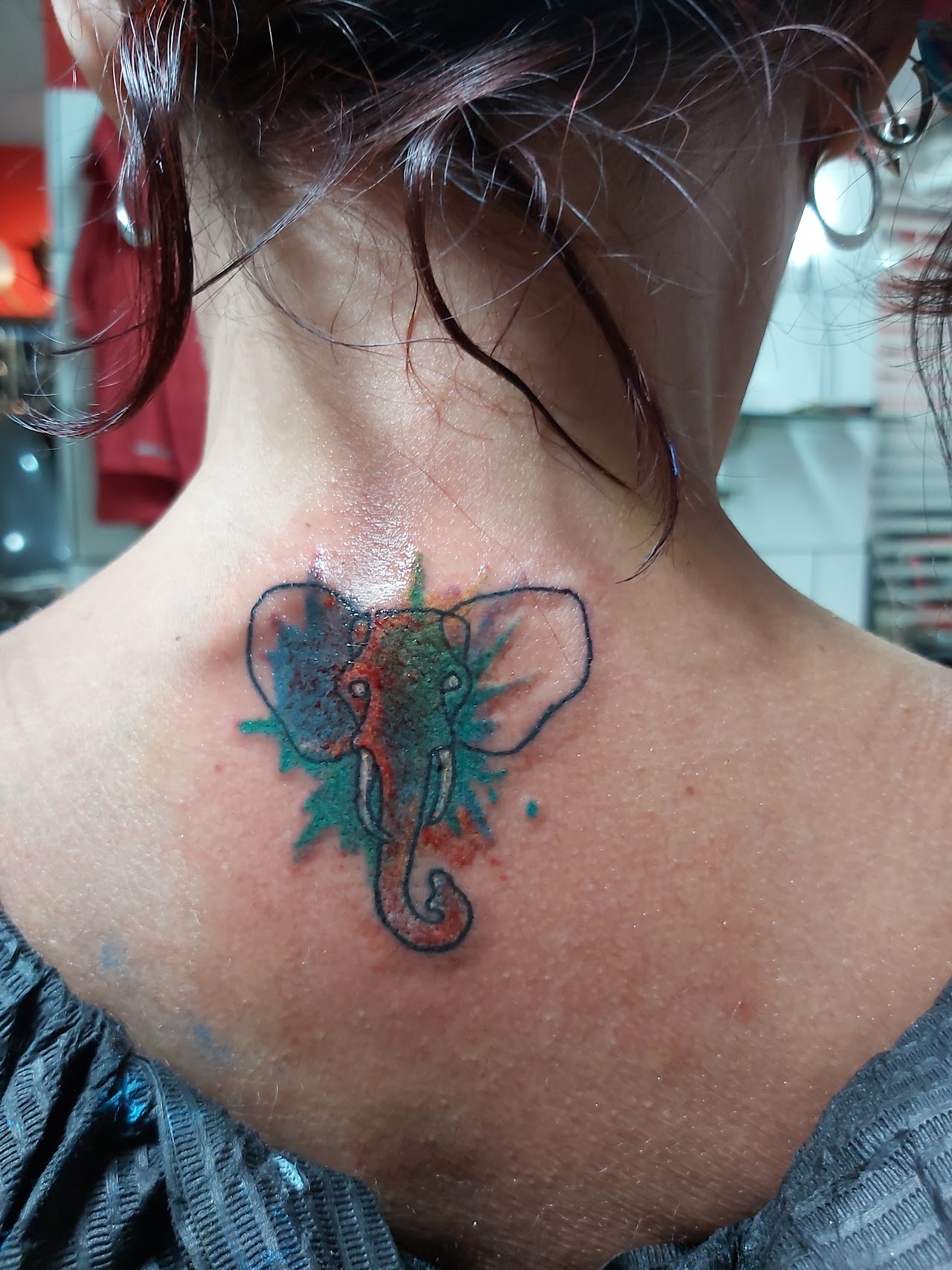 Tatuaje de cabeza de elefante en acuarela hecho en Kito Bianchi Tattoo